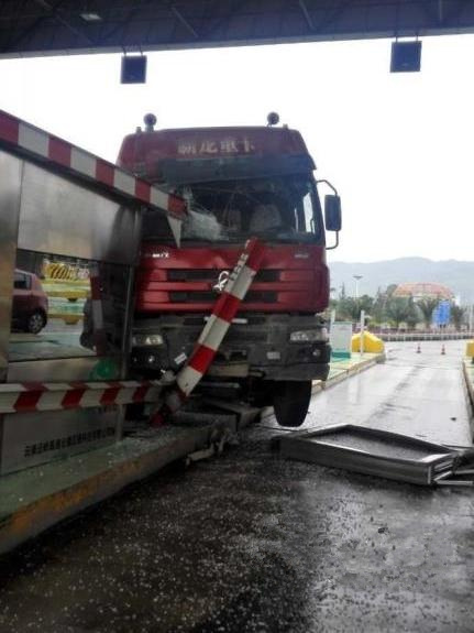 空罐車(chē)撞向高速收費亭